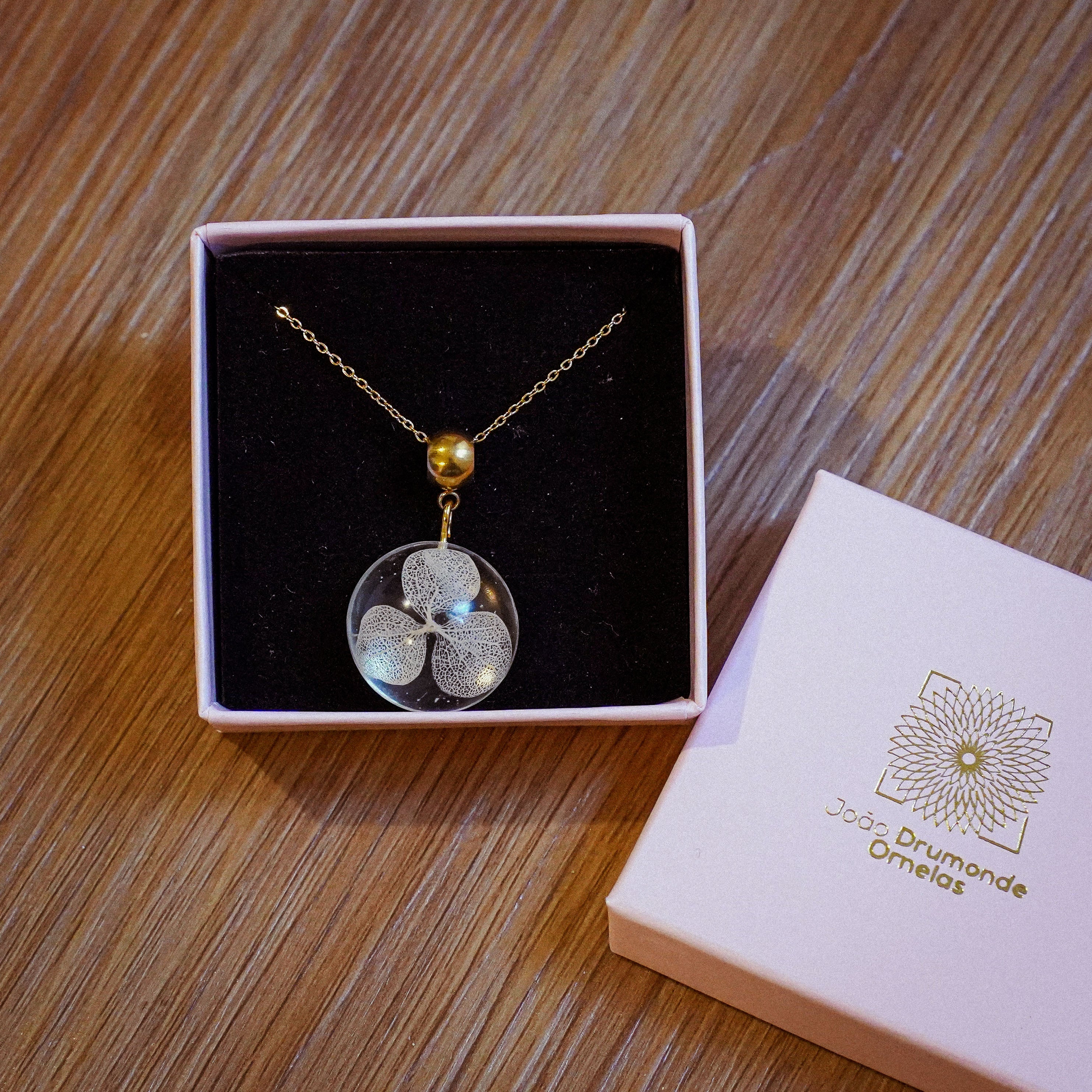 White Hydrangea Alma Necklace in Golden Stainless Steel