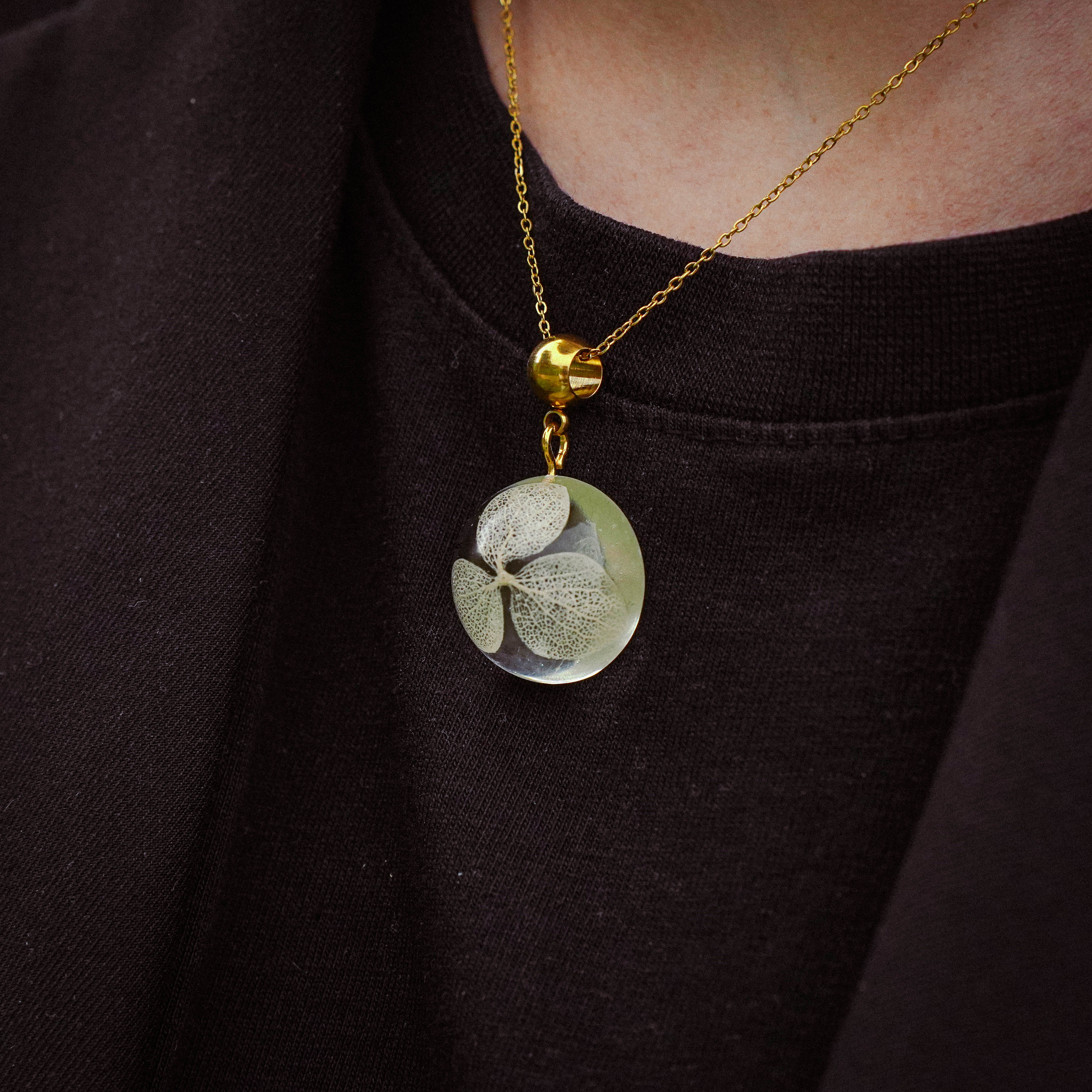 White Hydrangea Alma Necklace in Golden Stainless Steel