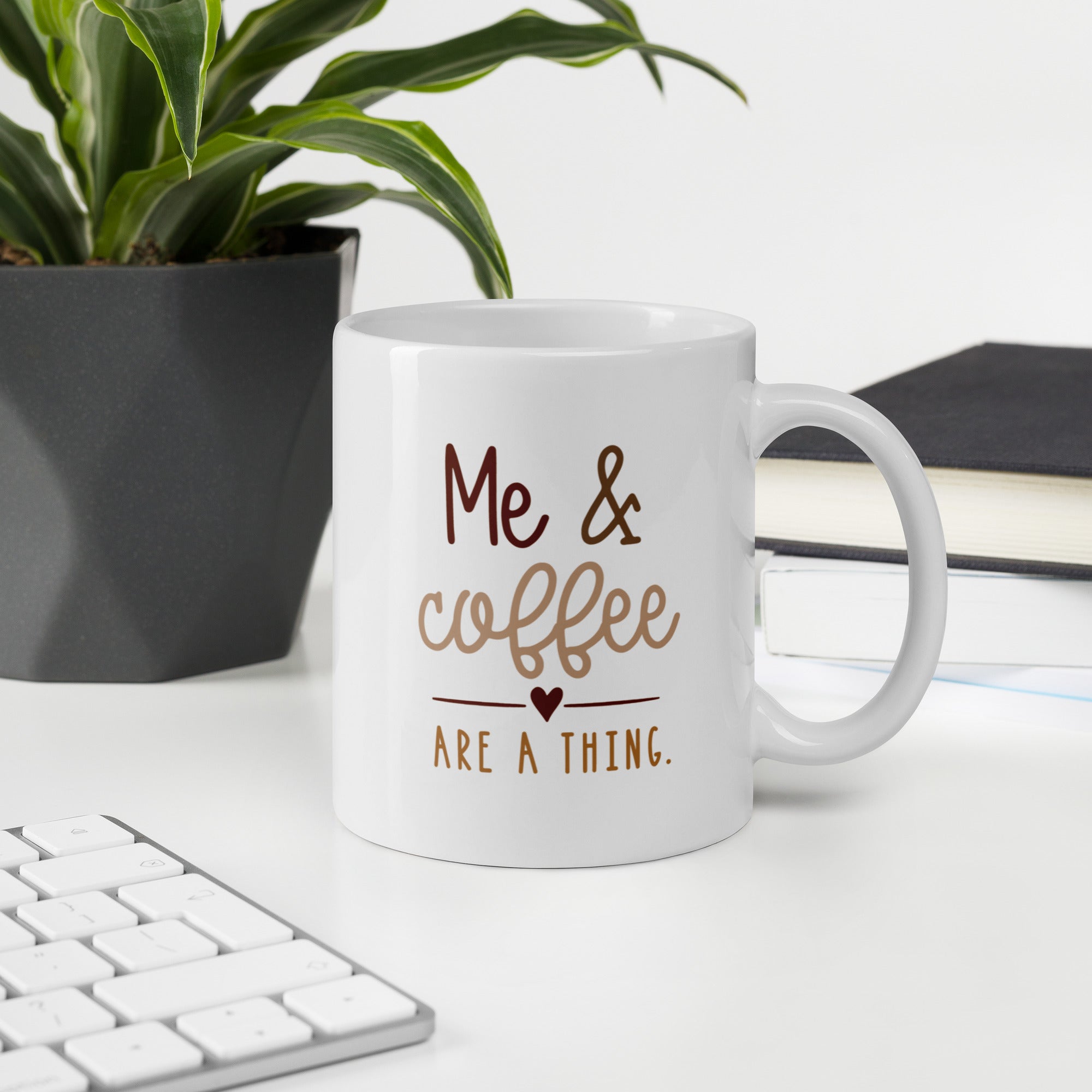 "Me & coffee are a thing" Mug - Caneca