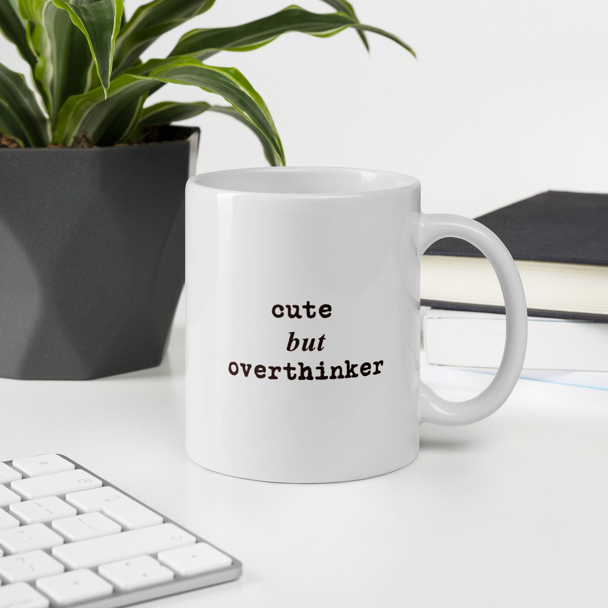 "cute but overthinker" Mug - Caneca