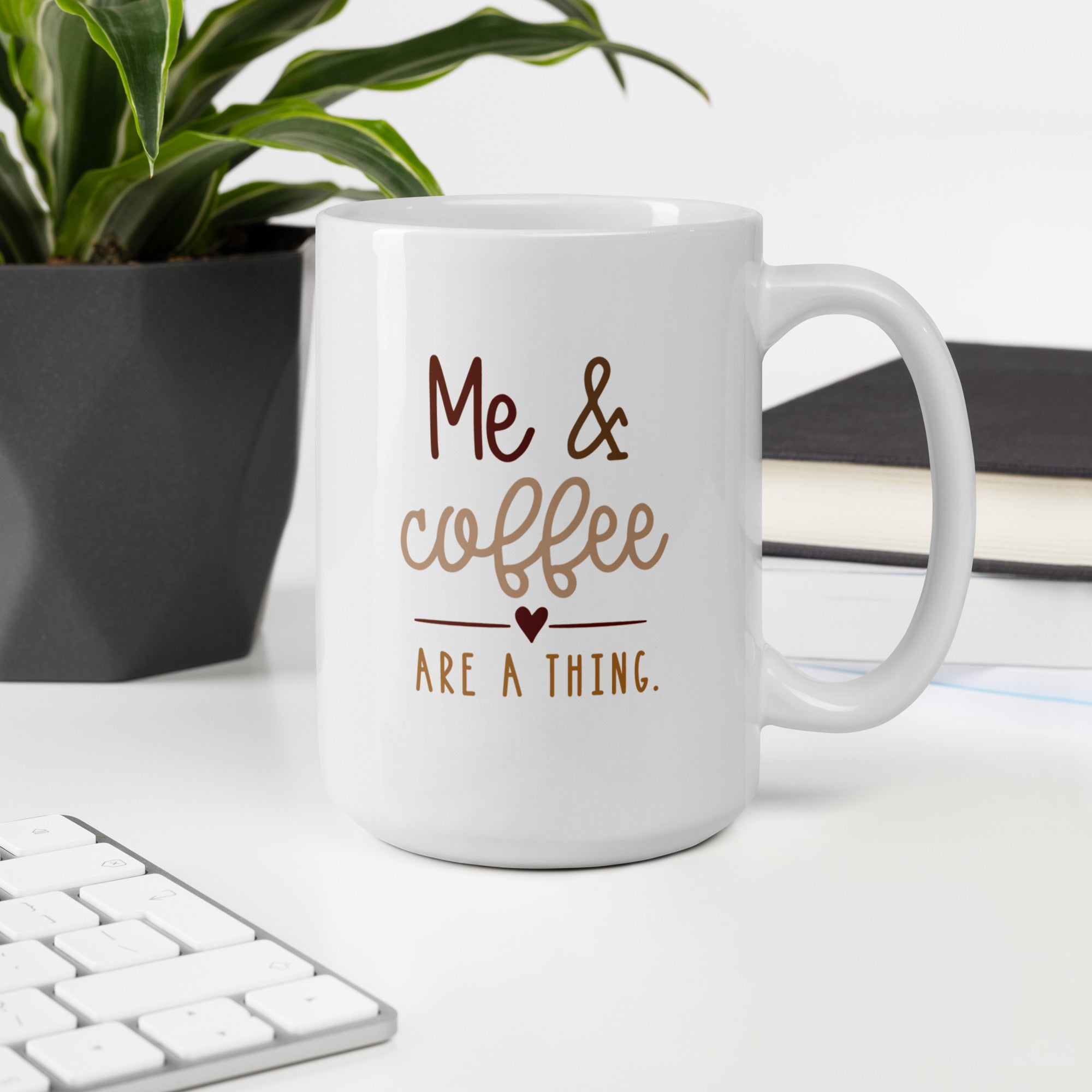 "Me & coffee are a thing" Mug - Caneca