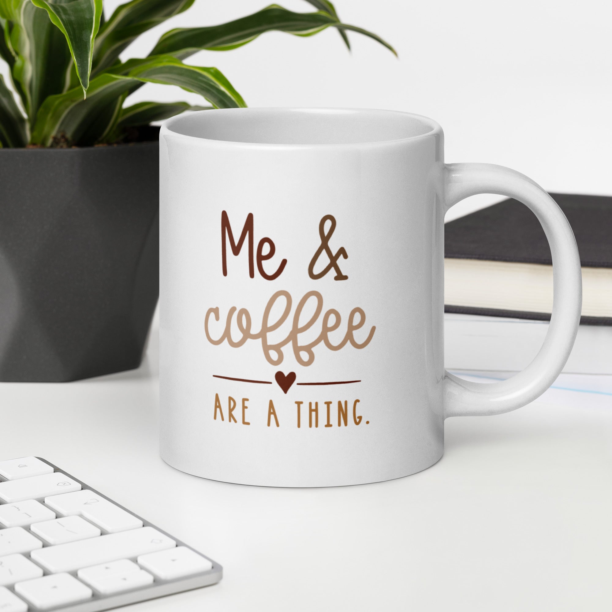 "Me & coffee are a thing" Mug - Caneca